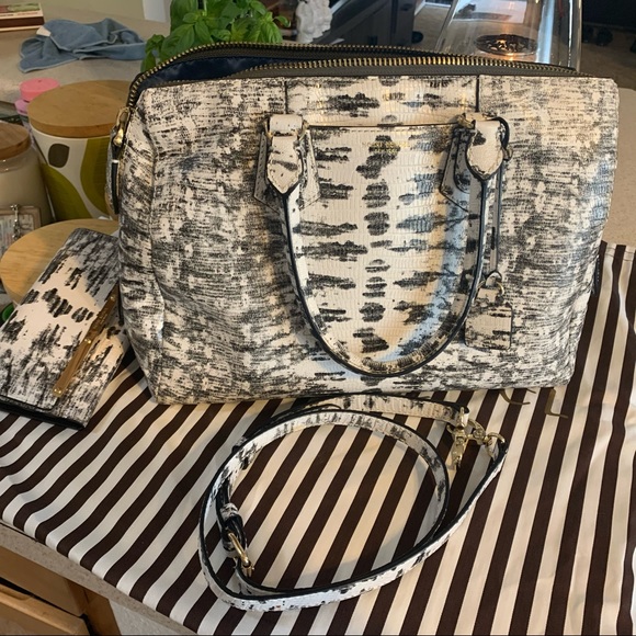 The CARLYLE LG satchel with matching wallet - Picture 11 of 12